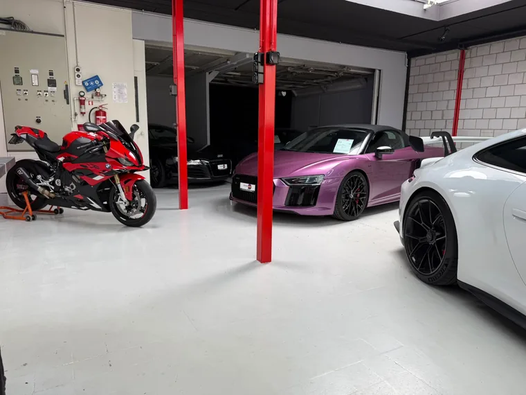 Showroom mit BMW S 1000 RR, Audi R8 Spyder und Porsche 911 GT3