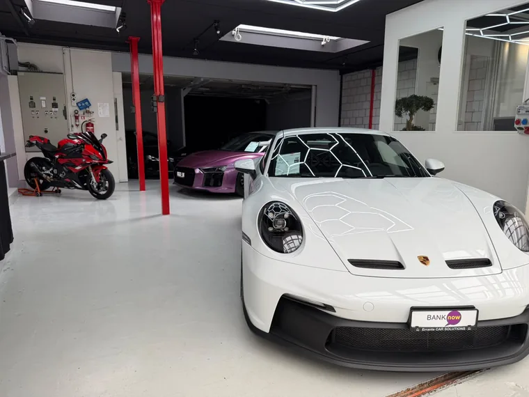 Weisser Porsche 911 GT3 im Showroom
