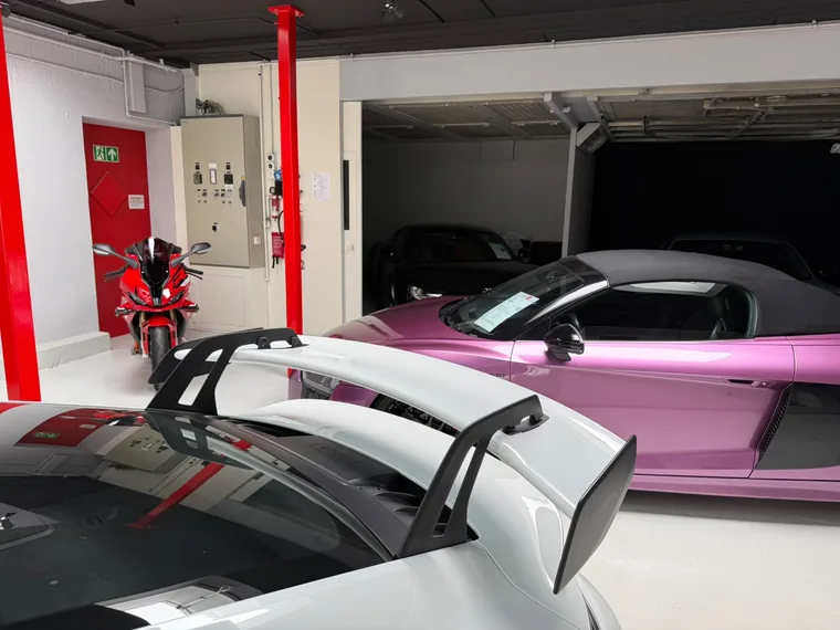 Heckflügel eines Porsche 911 GT3, dahinter ein Audi R8 Spyder