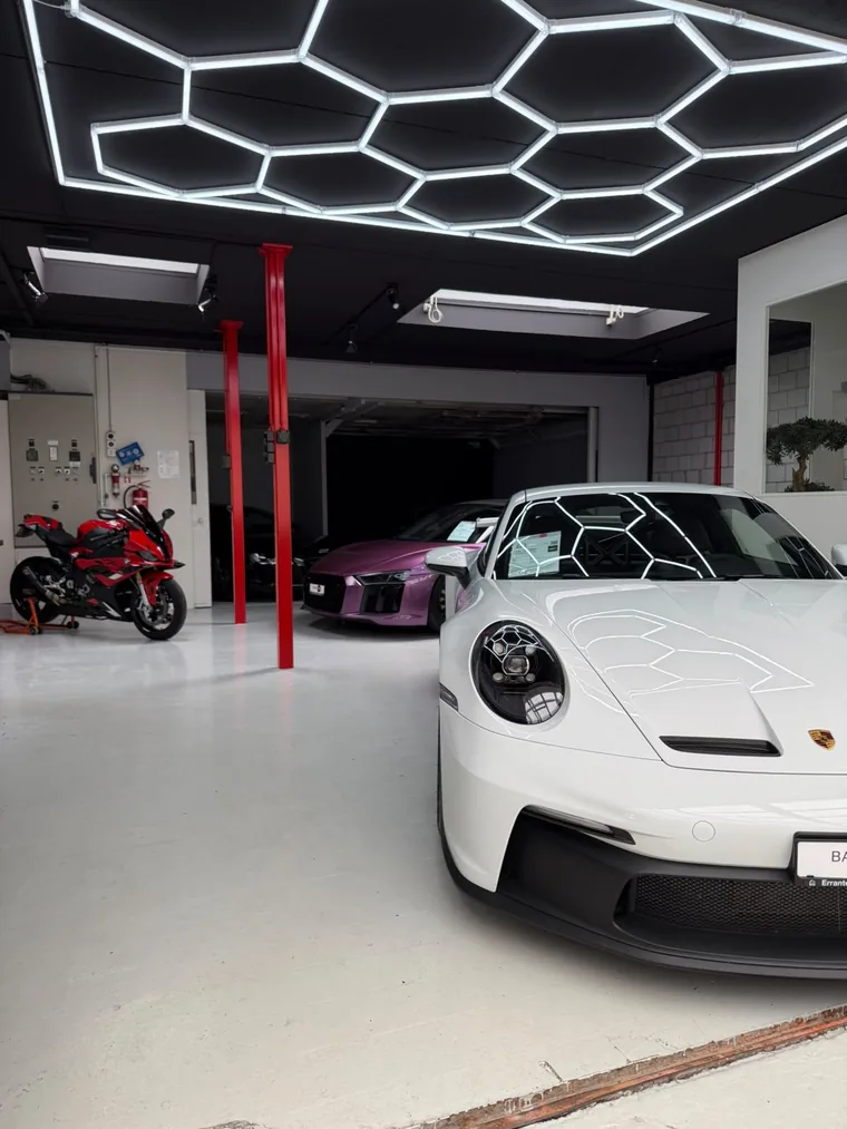Porsche 911 GT3 unter der Wabenbeleuchtung im Showroom
