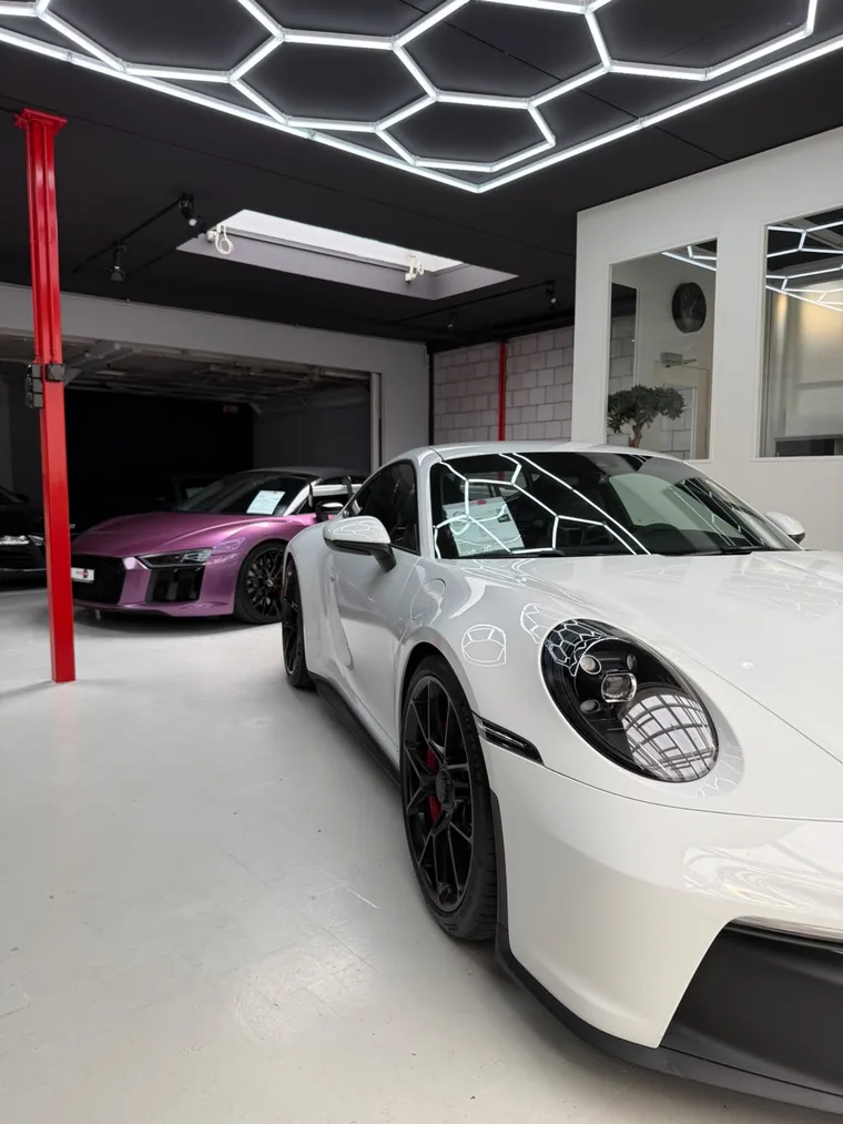 Porsche 911 GT3 und Audi R8 Spyder V10 im Showroom