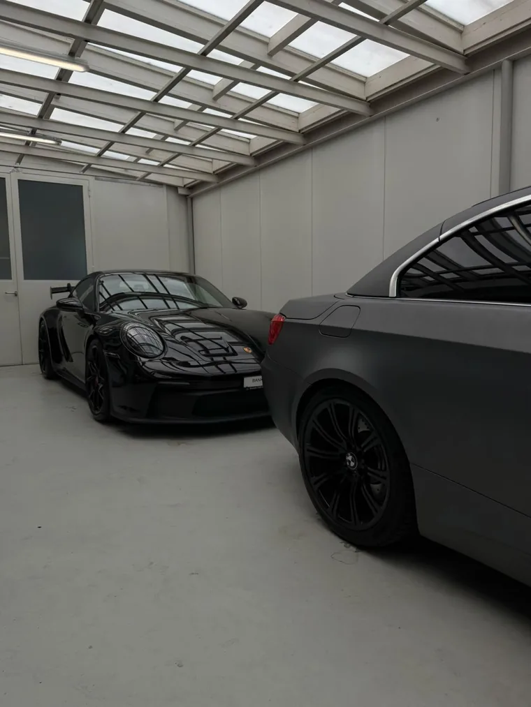 Schwarzer Porsche 911 GT3 und BMW M3 Cabriolet in Mattgrau