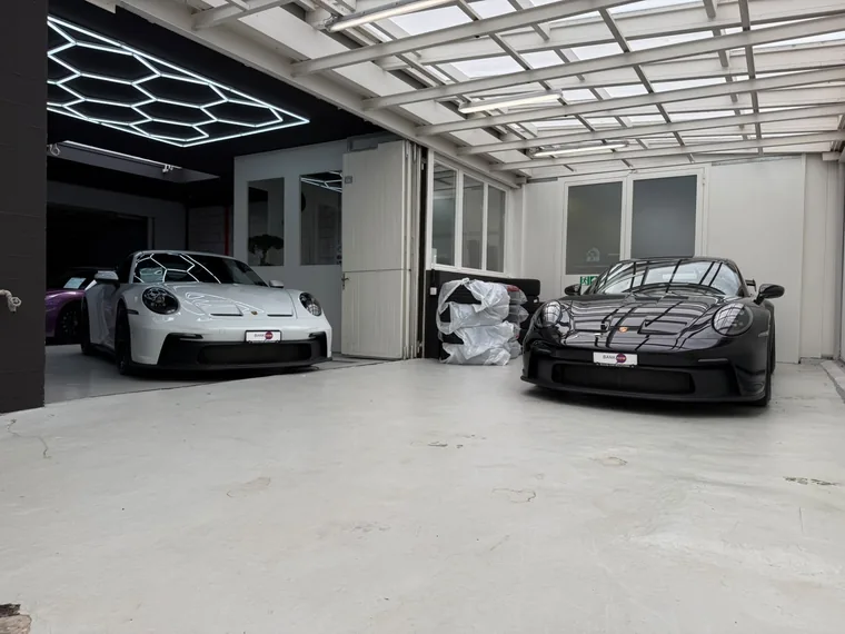 Porsche 911 GT3 in Weiss und Schwarz nebeneinander