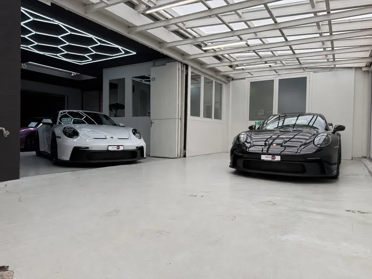 Porsche 911 GT3 in Weiss und Schwarz nebeneinander
