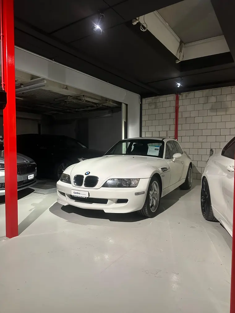 BMW Z3 M Coupé in Weiss im Showroom