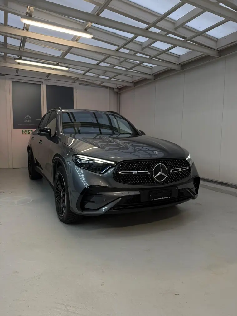 Mercedes-Benz GLC in Grau unter dem Glasdach