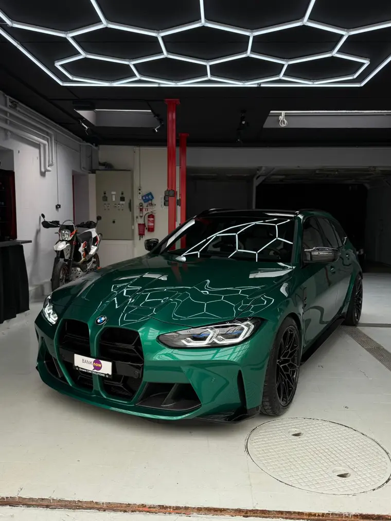BMW M3 Touring in Grün unter der Wabenbeleuchtung