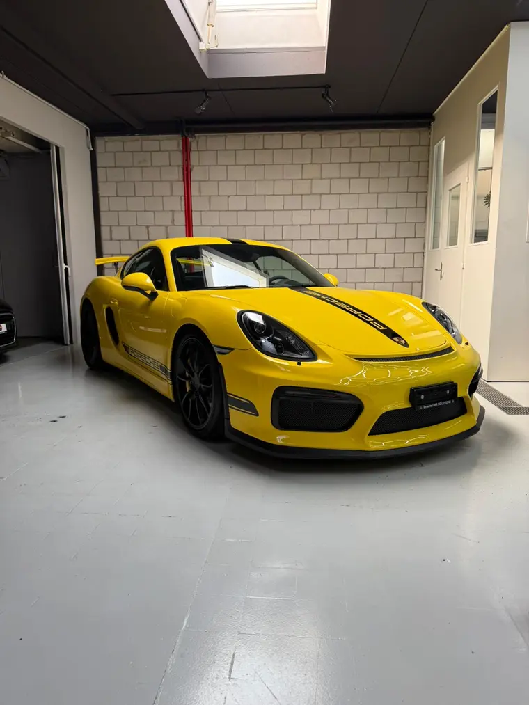 Porsche Cayman GT4 in Gelb im Showroom