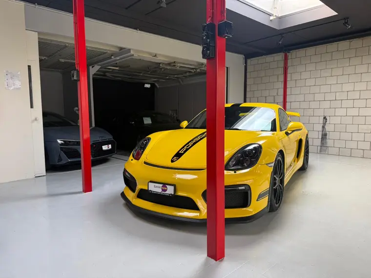Porsche Cayman GT4 und Audi R8 im Showroom