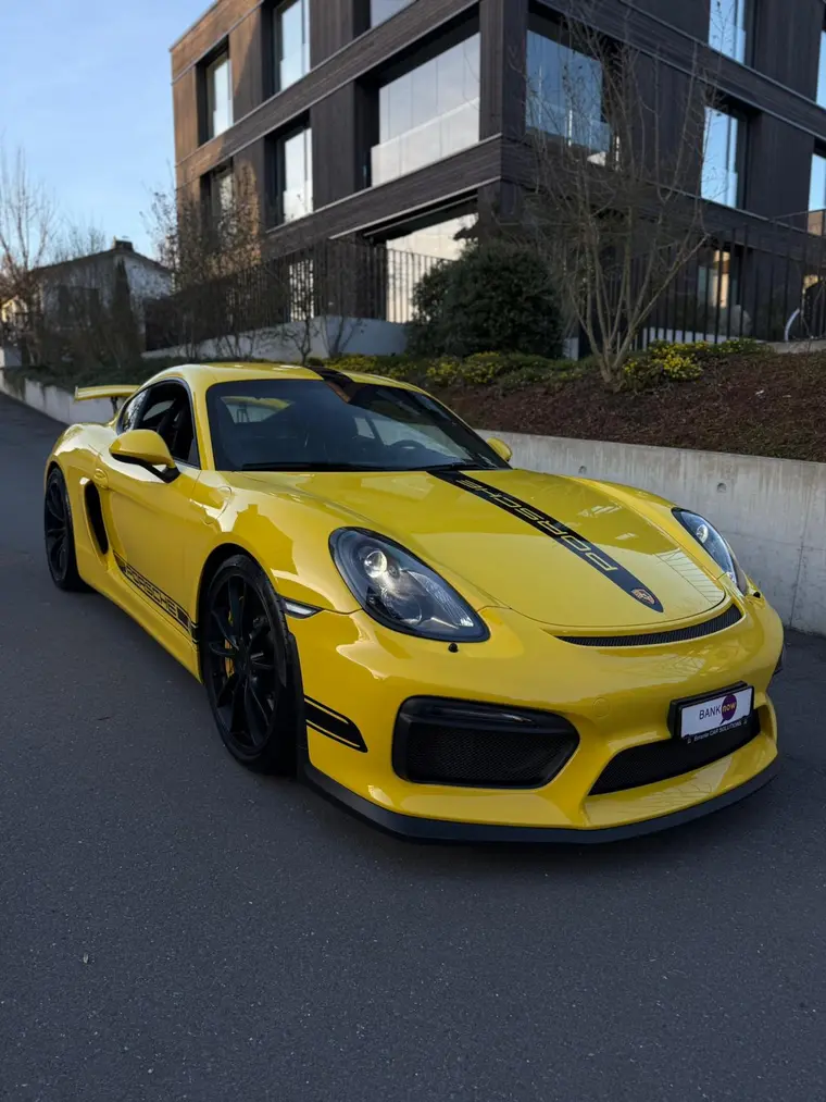 Porsche Cayman GT4 in Gelb, bereit zur Auslieferung