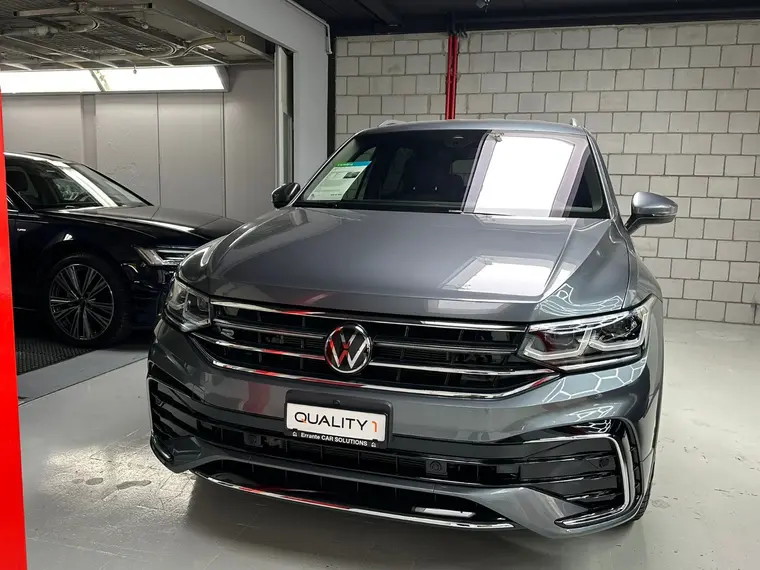 VW Tiguan R-Line in Grau im Showroom