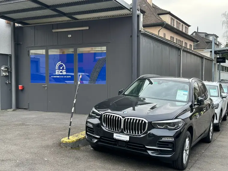 BMW X5 vor dem Showroom in Ebikon