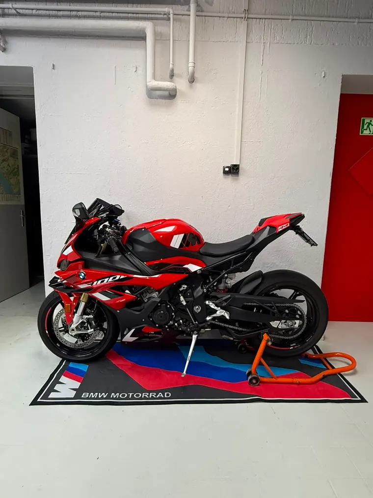 BMW S 1000 RR in Rot auf dem BMW-Motorrad-Teppich in der Werkstatt