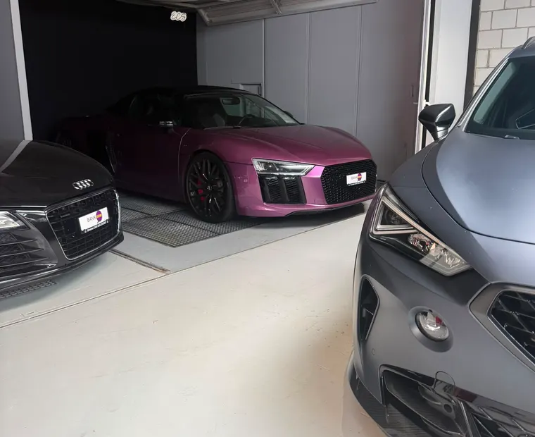 Audi R8 Spyder V10 in Violett zwischen Audi R8 und Cupra Formentor im Showroom
